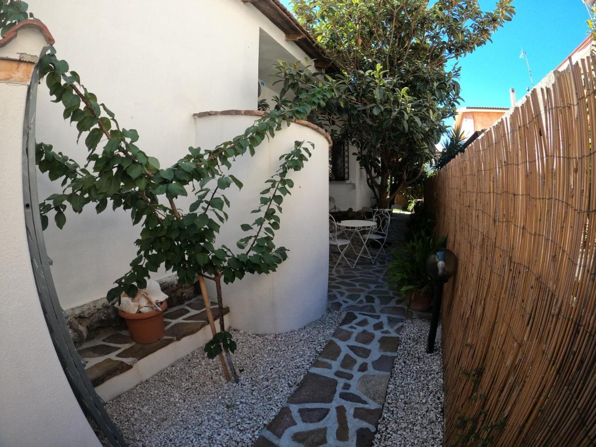 Villa Sari Affitta Camere La Caletta Bagian luar foto