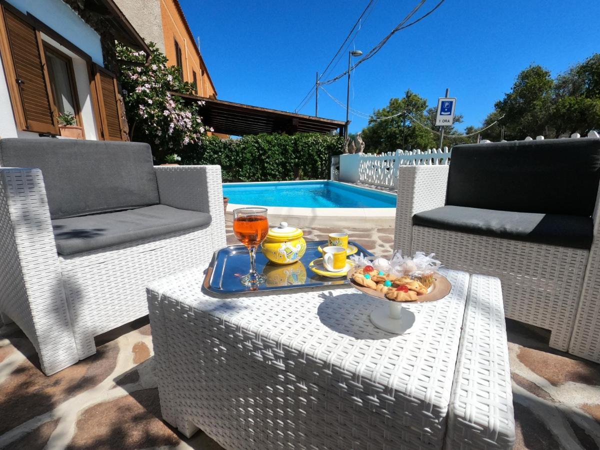 Villa Sari Affitta Camere La Caletta Bagian luar foto